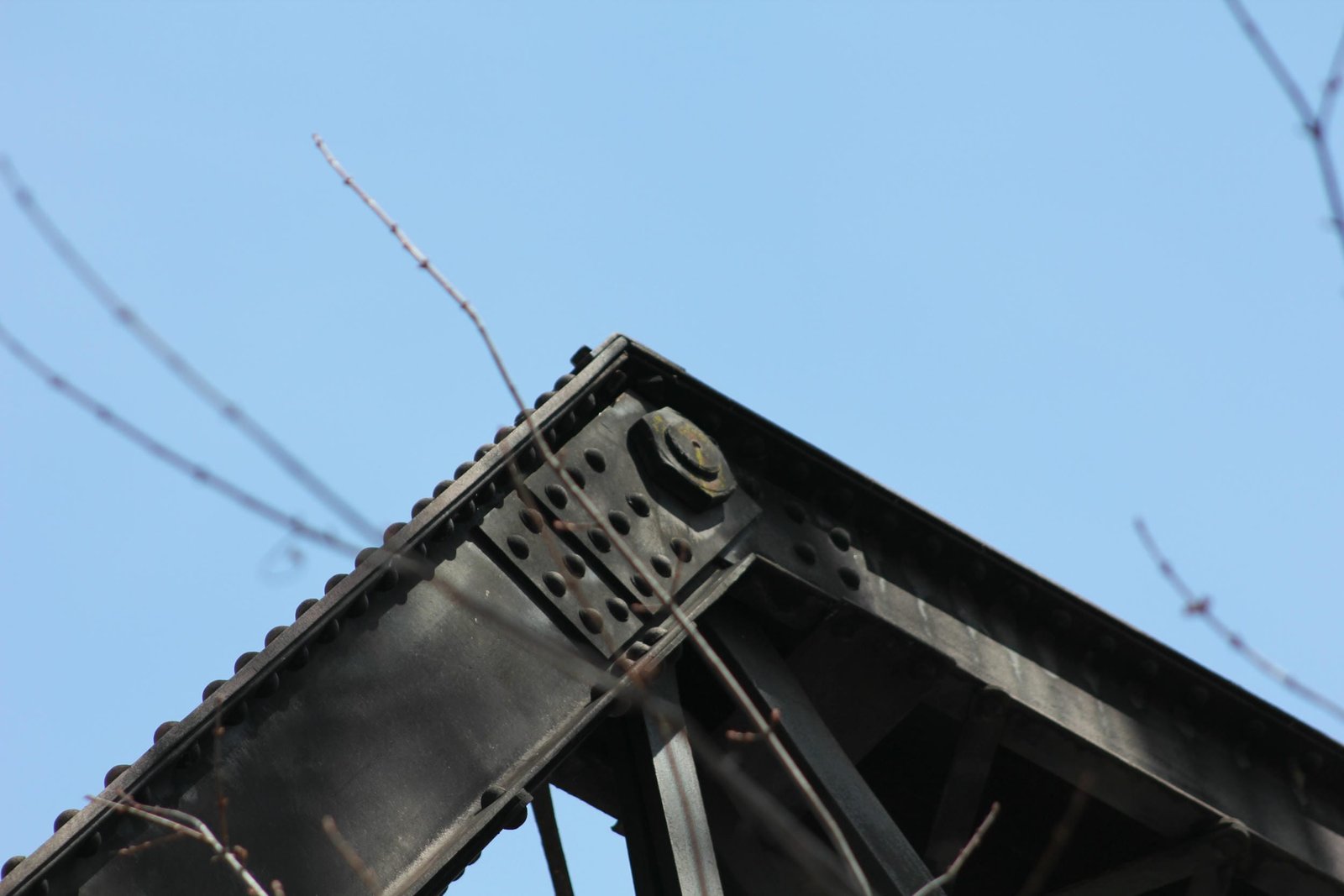 Upper angle connection, east span (span #1)